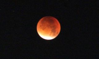 ホントに「赤い月」がぽっかり！　９月２８日の皆既月食、撮れました！