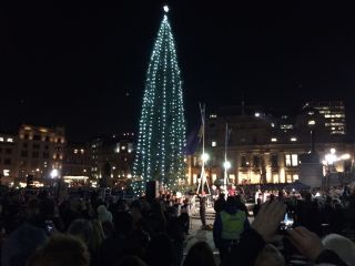 ロンドン・トラファルガー広場のクリスマスツリー点灯式